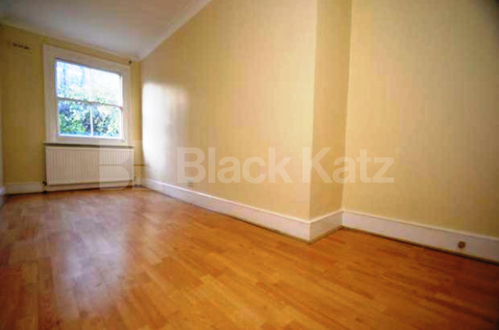 			GOOD FOR 3 SHARERS!, 2 Bedroom, 1 bath, 1 reception Flat			 Holloway Road, HOLLOWAY/ARCHWAY 